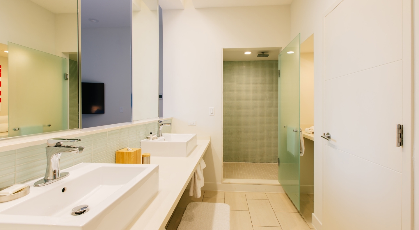 Upper floor Bathroom | Bi-Level Loft with Patio